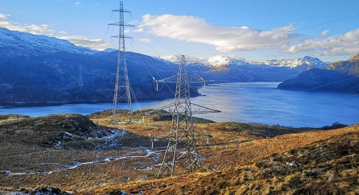 Проект компании SSEN Transmission по реконструкции воздушной линии электропередачи в Дунуне вступает в основную стадию строительства картинка
